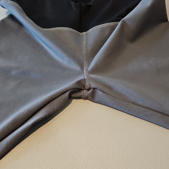 Lululemon Athletica Gray and Black Leggings with Stretchy Fit - Picture 5 of 7